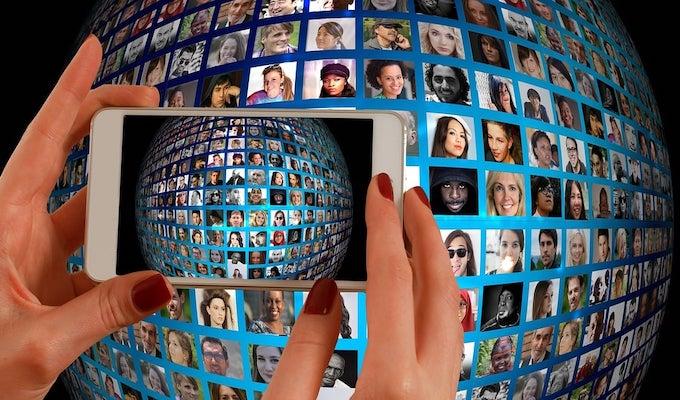 un telephone qui prend une photo d'un ecran