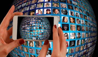 un telephone qui prend une photo d'un ecran