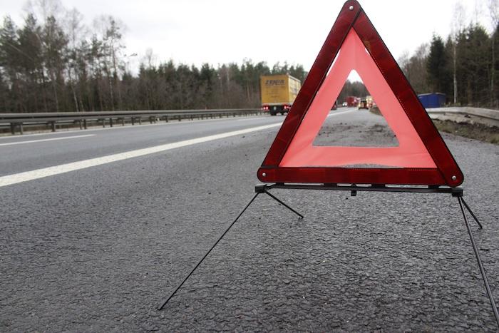 triangle de signalisation sur une route