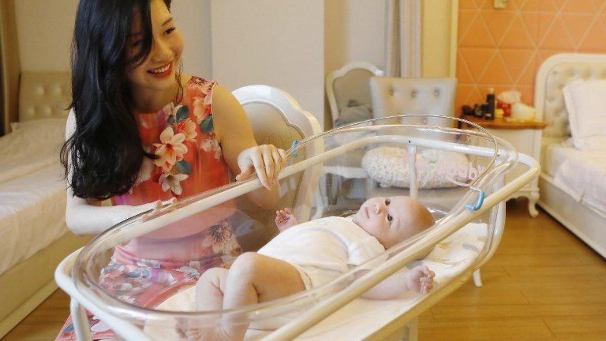 une femme et un nouveau ne en Chine