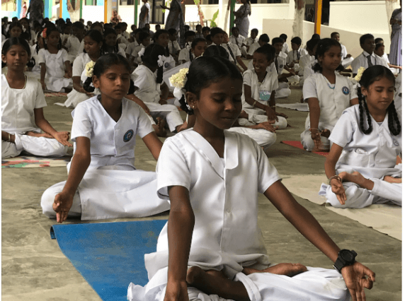 Des élèves d'une école rurale dans le Tamil Nadu en uniforme blanc un mercredi