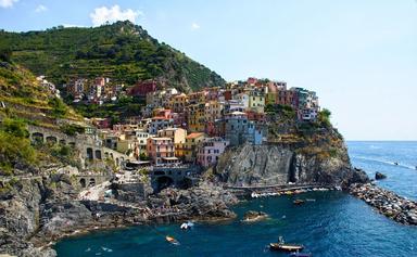 village coloré sur une falaise au bord de la mer des Cinq Terres en Italie - ananthan-loggi-unsplash
