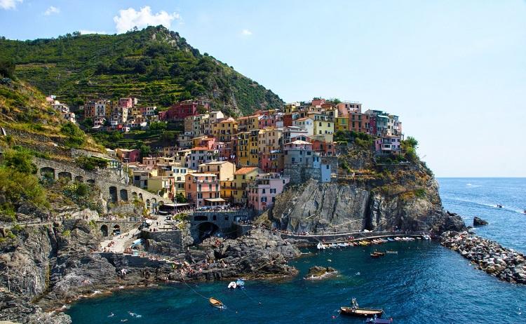 village coloré sur une falaise au bord de la mer des Cinq Terres en Italie - ananthan-loggi-unsplash