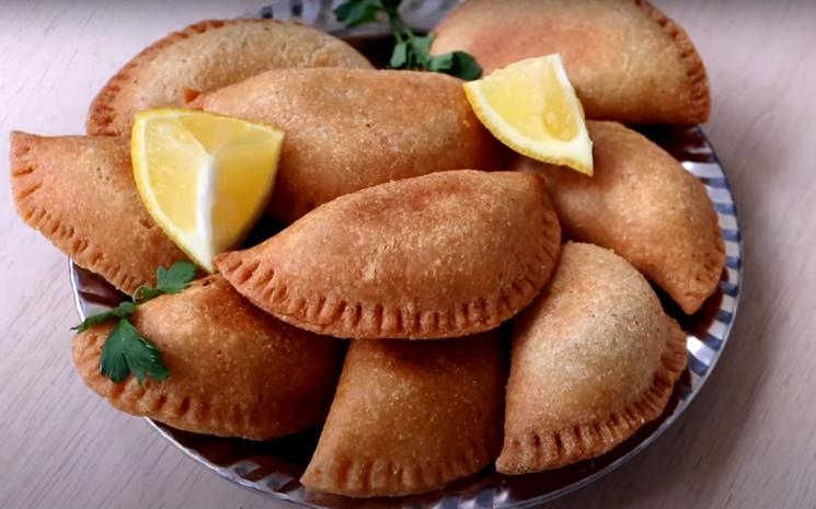 BRICKS DANOUNI A LA VIANDE HACHEE GASTRONOMIE TUNISIENNE