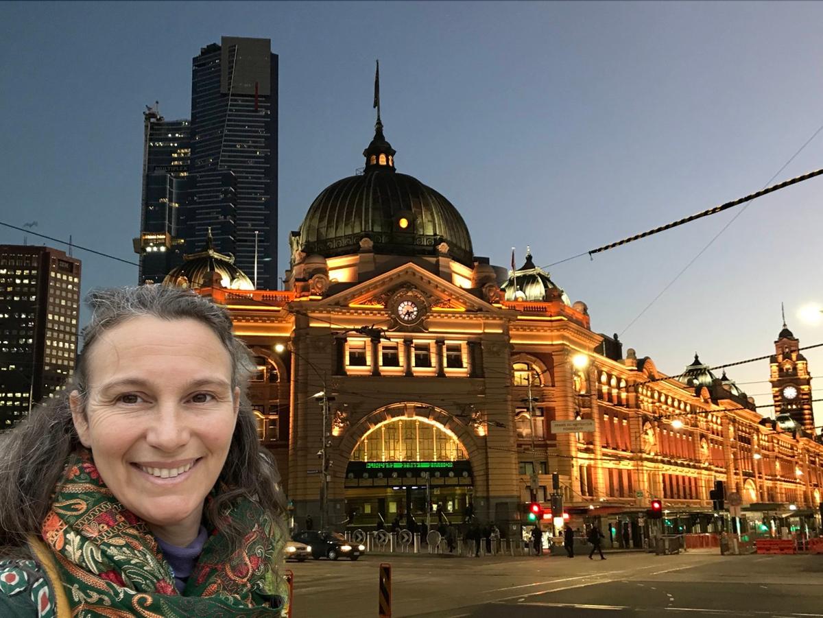 Votre nouvelle correspondante à Melbourne, Marie-Line Lussiana, devant la gare de Flinders