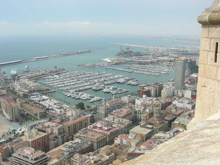 Le port d'alicante avec des navires de croisières et des bateaux en 2023