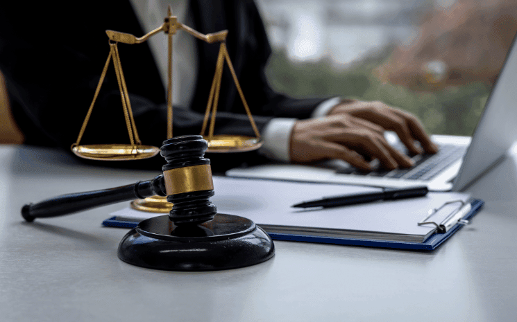 Un avocat ou un juriste français travaillant à l'étranger