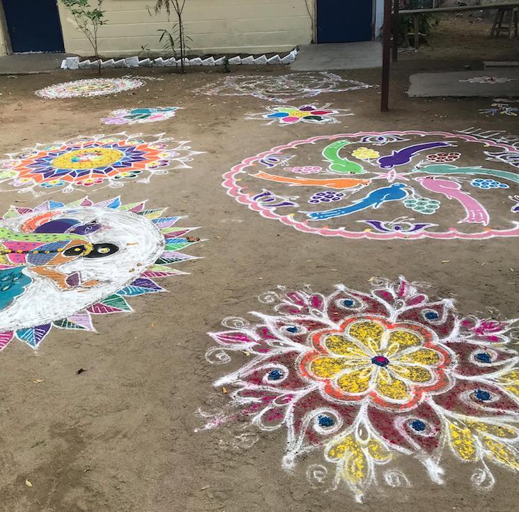 Des Kolams devant une maison dans le Tamil Nadu