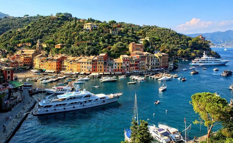 village avec maisons colorés au bord de la mer et bateaux sur l'eau à Portofino en Italie - ricardo-gomez-angel-unsplash