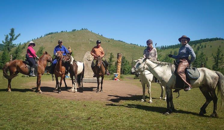 Les cavaliers du groupe qui traverse la Mongolie à cheval grâce à l'agence Cheval d'Aventure