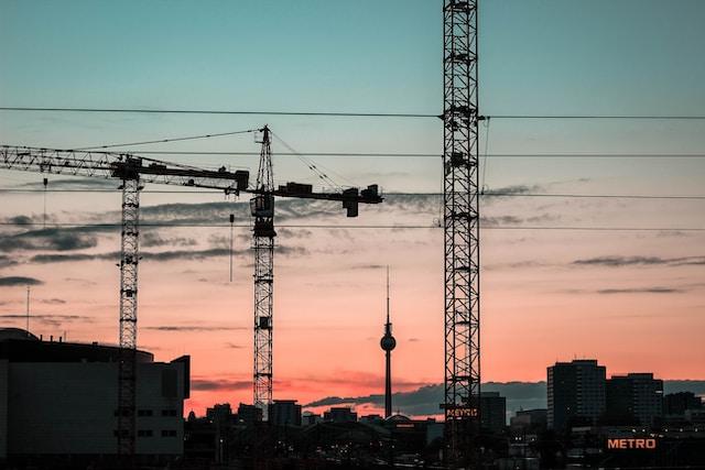 Coucher de soleil sur Berlin avec la tour de télévision et des grues