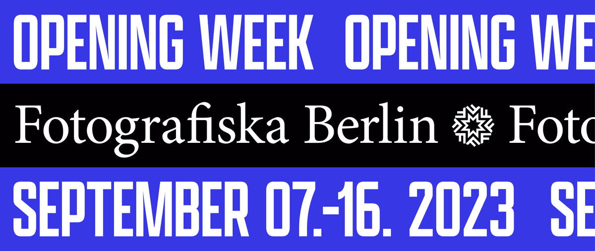 Affiche Bleu et noir présentant l'ouverture de Fotografiska Berlin