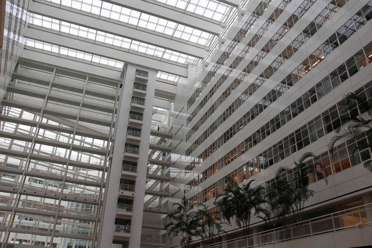 Mairie de La Haye (Photo: Fred Romero, Wikimedia, CC-BY-2.0, https://nl.wikipedia.org/wiki/Stadhuis_van_Den_Haag#/media/Bestand:Den_Haag_-_Gemeente_Den_Haag_(28039932729).jpg)