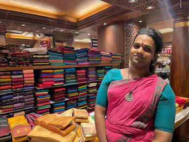 Une Hijra devant son stand de tissus dans le Tamil Nadu
