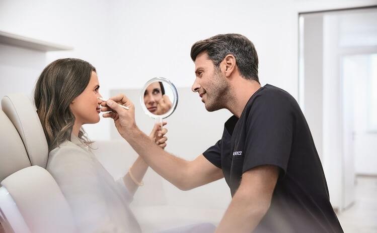 médecin esthétique traite le visage d'une patiente Merz Aesthetics