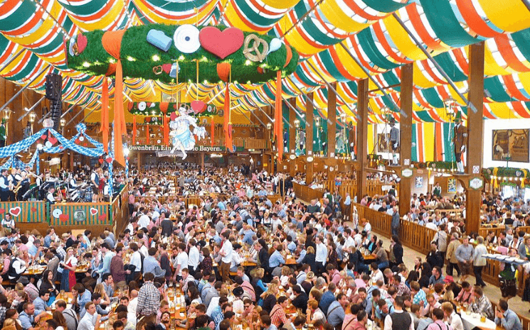 photo d'un chapiteau en fête pendant l'Oktoberfest