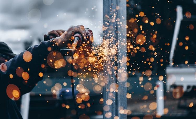 Ouvrier fait des étincelles