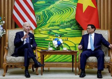 Photo d'archives du président américain Joe Biden et du Premier ministre vietnamien Pham Minh Chinh à Hanoi,