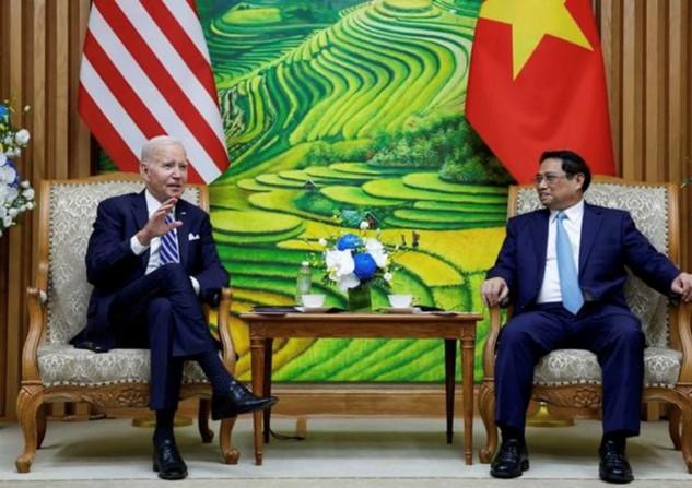 Photo d'archives du président américain Joe Biden et du Premier ministre vietnamien Pham Minh Chinh à Hanoi,