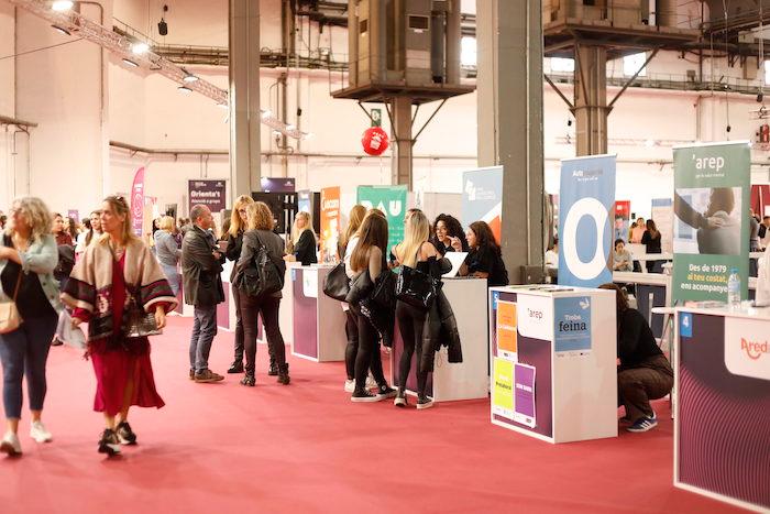 des gens à un stand