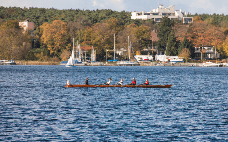 Photo du lac de Wannsee avec la plage en arrière plan