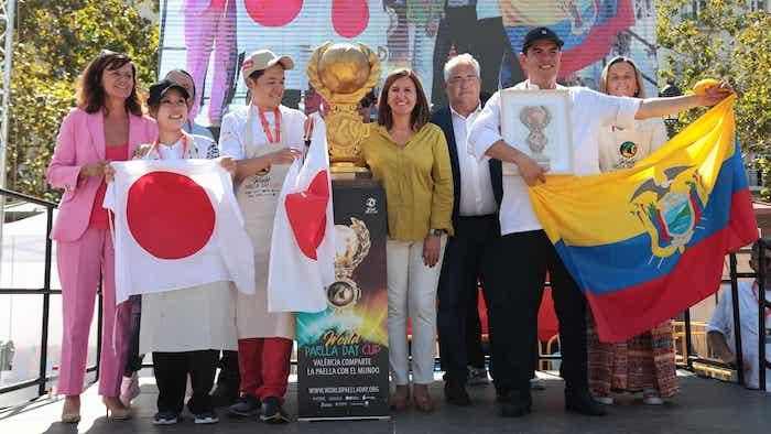 Le japonais Kohei Hatashita vainqueur du World Paella Day à Valencia en 2023 avec la maire et son équipe