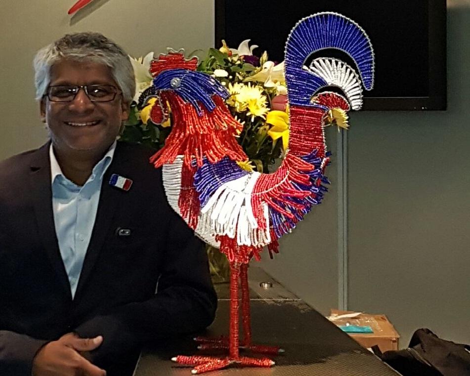 alain samy et un coq en perle bleu bland rouge