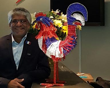 alain samy et un coq en perle bleu bland rouge