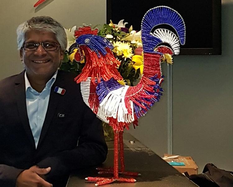 alain samy et un coq en perle bleu bland rouge