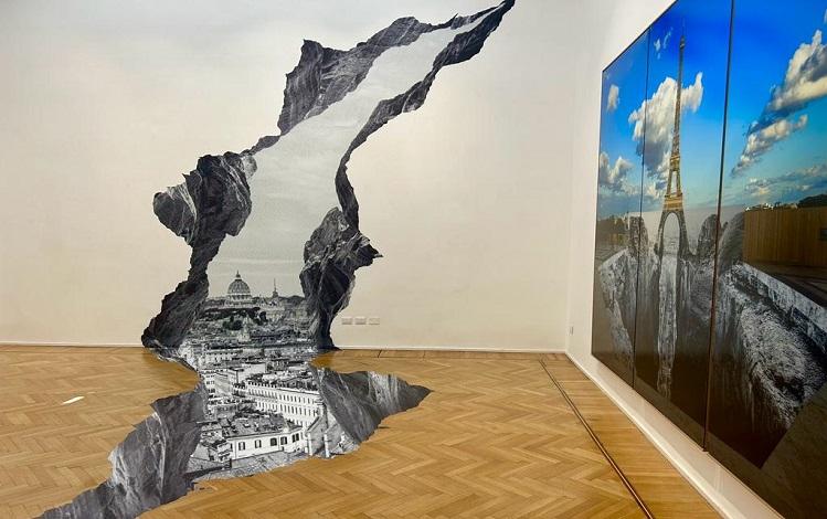 brèche en noir et blanc de JR exposée à rome