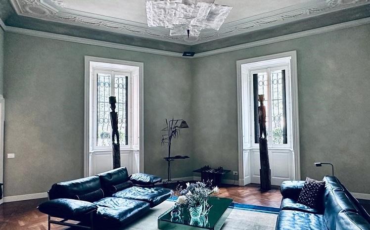 canapés noirs et table basse dans un salon design