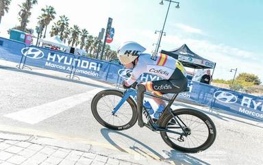 un athlète de paracyclisme sur son vélo lors de la course à valencia