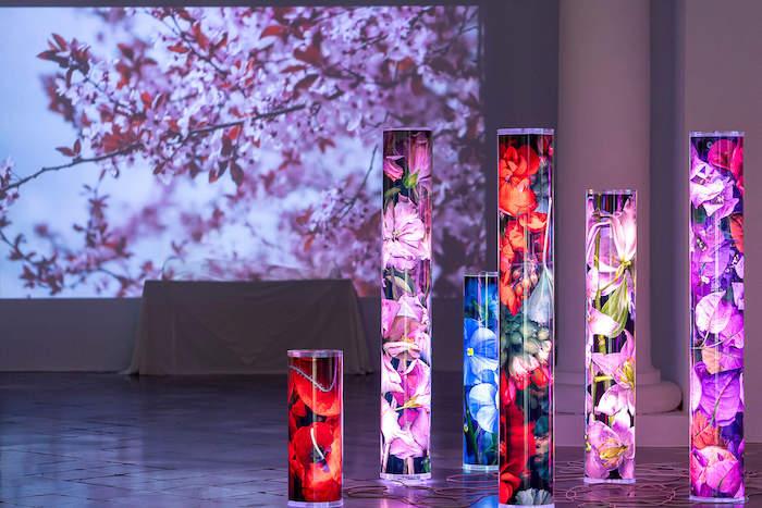 des tubes avec des motifs de fleurs dans l'exposition dualidades del ser de paloma navares au cccc à Valencia