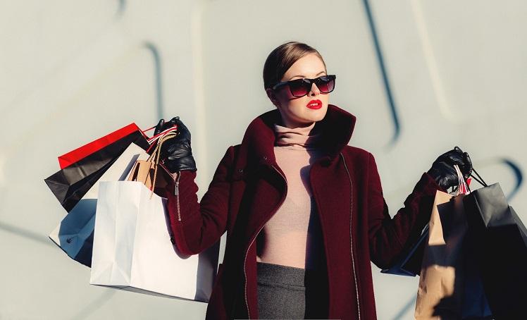 femme élégante porte des sacs de shopping