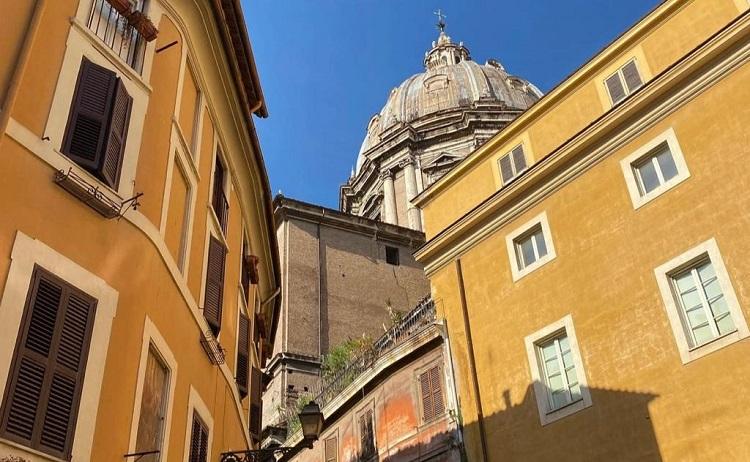 immeubles colorés et église à rome