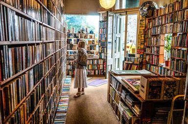 une femme dans une librairie