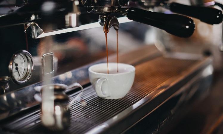 machine à expresso prépare un café dans une tasse - tabitha-turner-unsplash