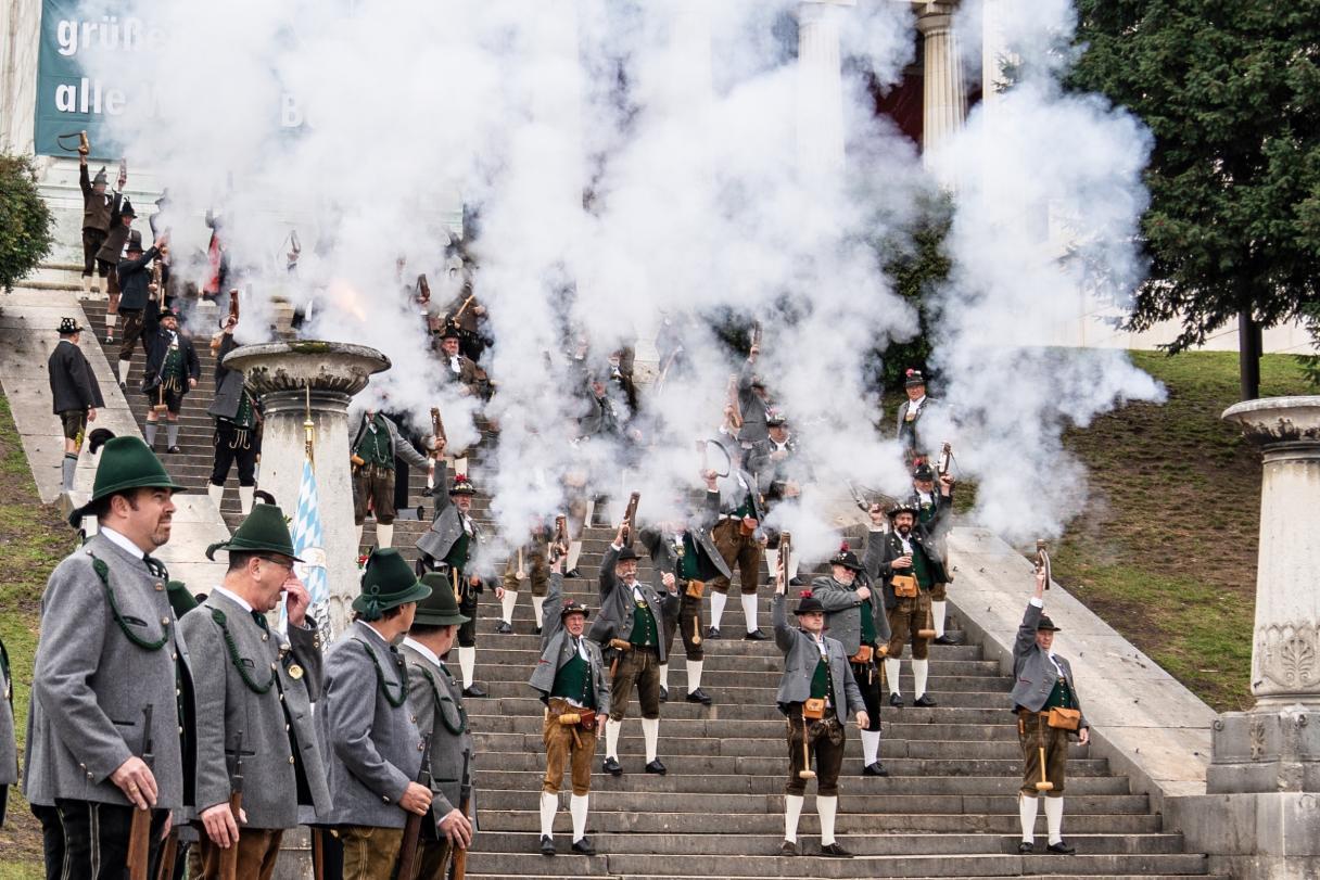 photo de la cérémonie de cloture de l'oktoberfest et de la fumée des pétards