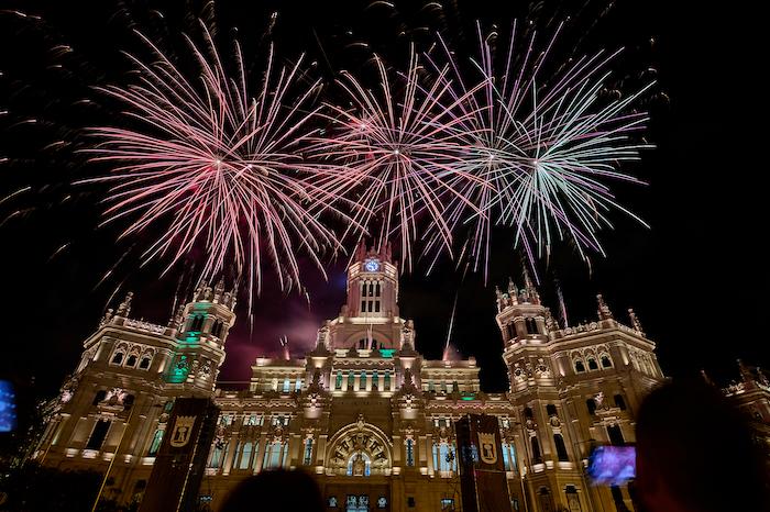 feu d'artifice au dessus du palais cibeles