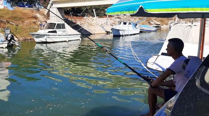 un pêcheur en train de pêcher de manière artisanale à Valencia