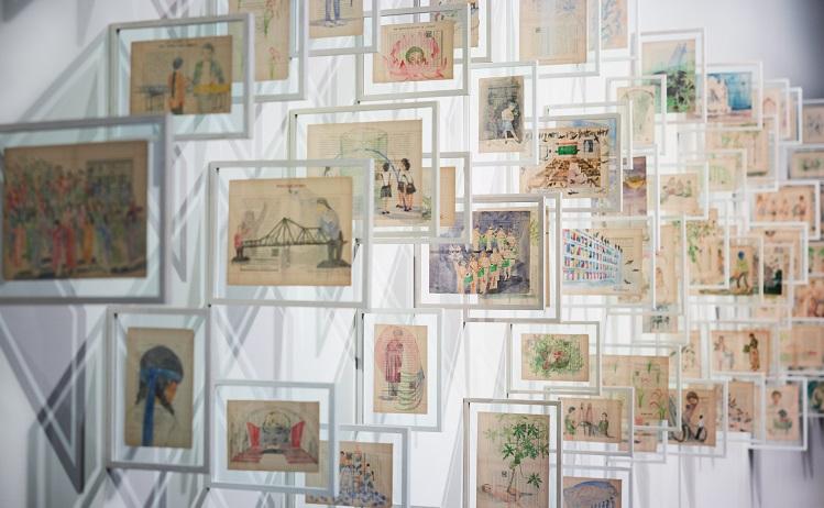 plusieurs tableaux suspendus