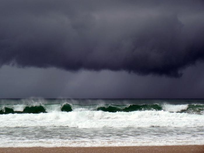 ciel sombre et mer agitée sur une plage de la communauté valencienne