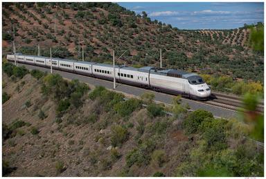 Un train ave de renfe circule en France