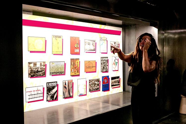 une fille devant un panneau lumineux