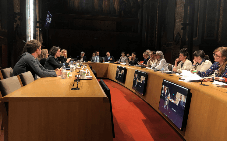 La sénatrice Mélanie Vogel a réuni correspondants, syndicat, médias et professionnels du droit lors d'un colloque sur les difficultés des pigistes à l'étranger.