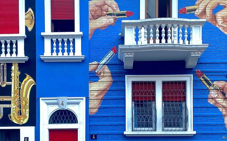 MAISON peinte avec Lipstick