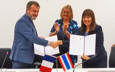 Signature-accord-cooperation-France-Thailande-2
