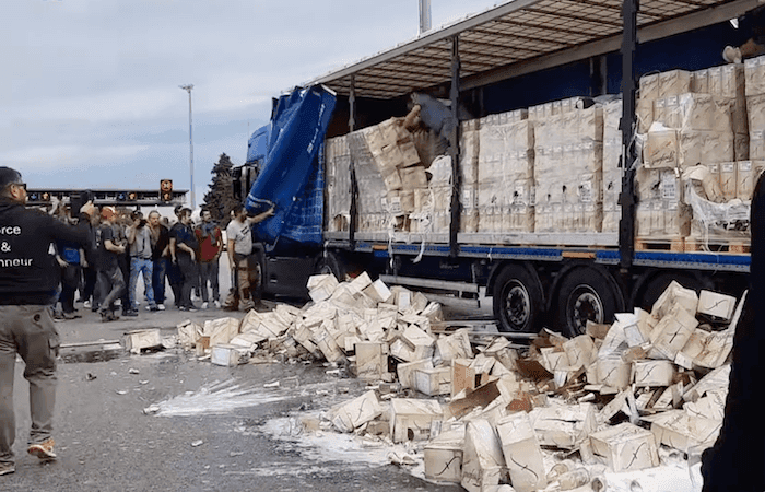 Un camion transportant du mousseux attaqué