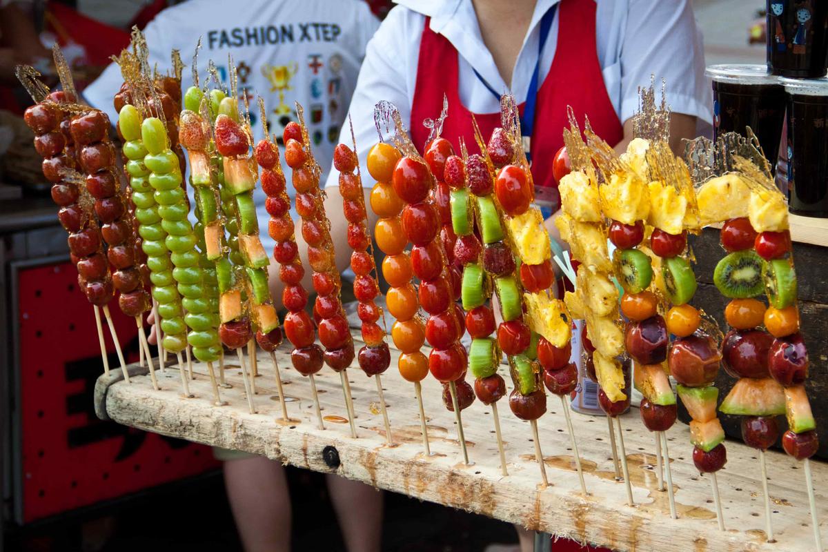Des brochettes appelées Tanghulu, une spécialité chinoise.