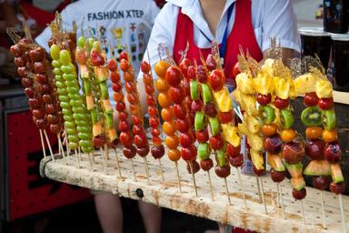 Des brochettes appelées Tanghulu, une spécialité chinoise.